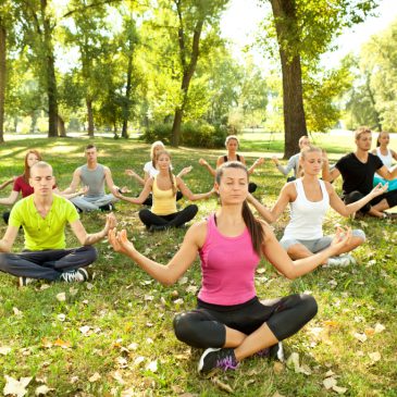 Yoga im Park in der Gruppe