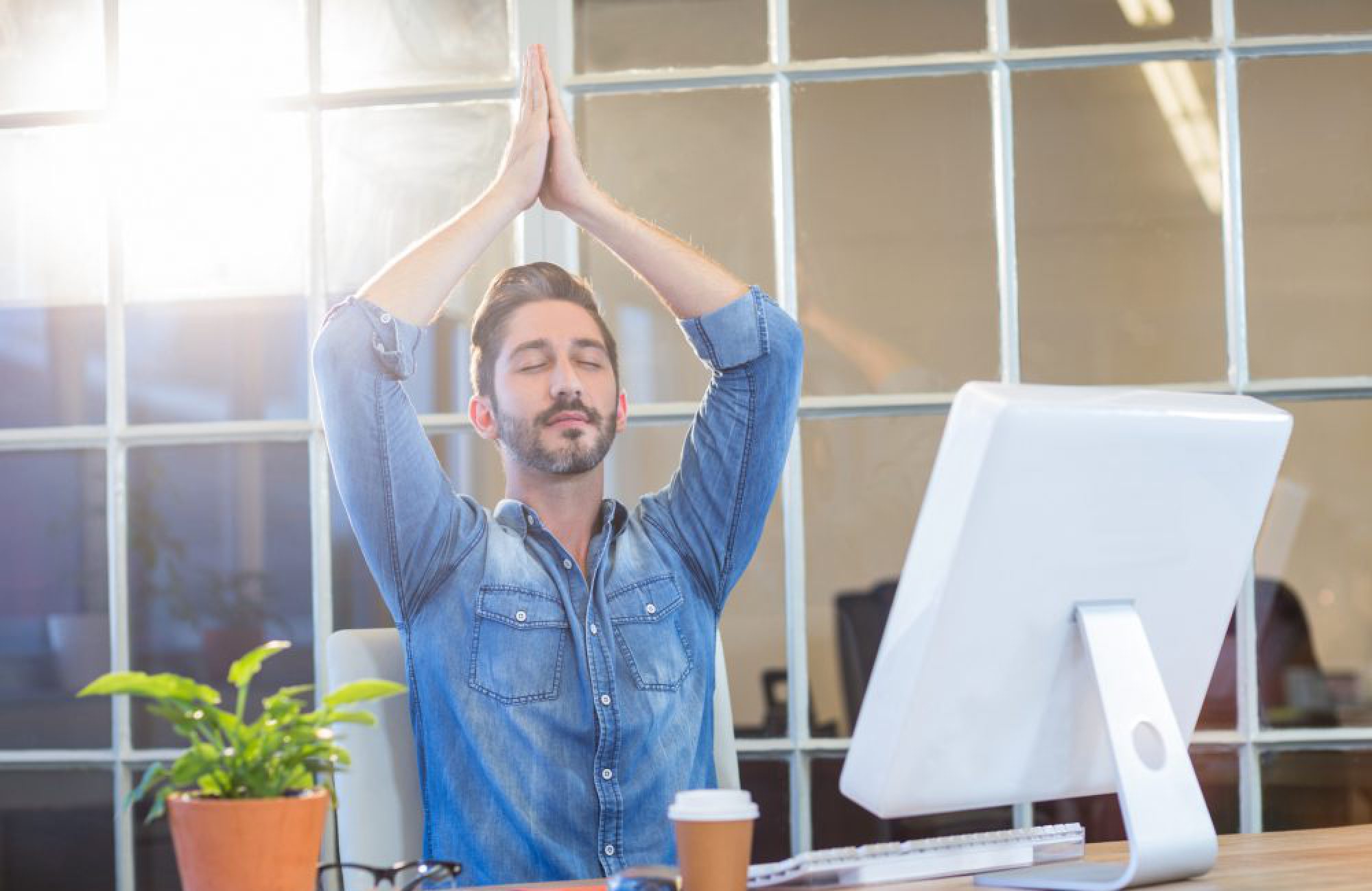 Yoga im Unternehmen am Schreibtisch